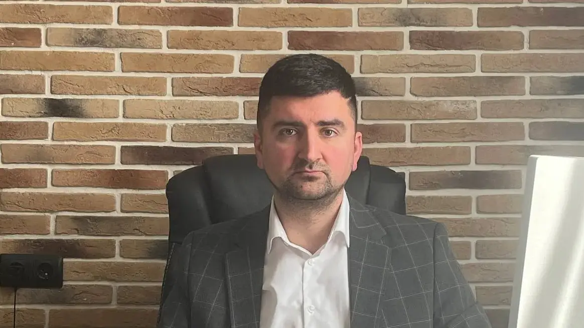 Адвокат Валерий Григорьевич Карапетян за рабочим столом